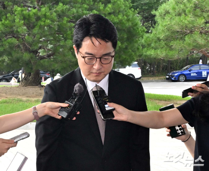 사의를 표명한 심우정 검찰총장이 2일 오전 서울 서초구 대검찰청으로 출근하며 취재진 질문에 답하고 있다. 황진환 기자