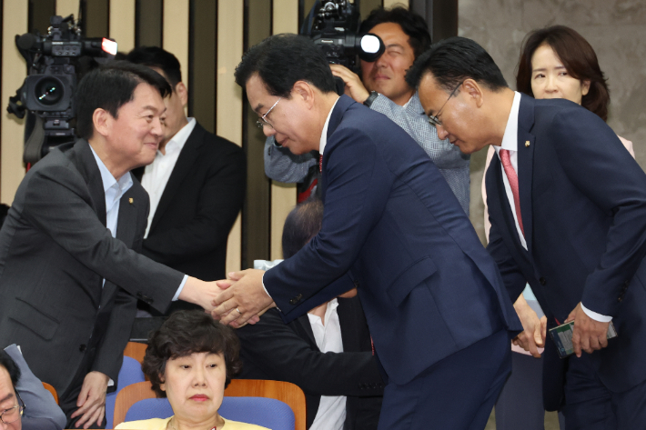 국민의힘 송언석 원내대표가 30일 서울 여의도 국회에서 열린 의원총회에 참석하며 안철수 의원 등 의원들과 악수하고 있다. 연합뉴스