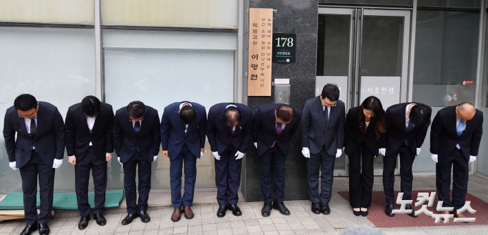 채수근 해병 순직 사건을 수사하는 순직해병 특별검사팀 이명현 특별검사와 특검팀이 2일 오전 서울 서초구 특검 사무실 앞에서 현판식을 갖고 있다.