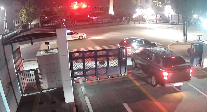 지난 5월 14일 오후 10시 57분쯤 춘천경찰서 앞 도로에서 30대 A씨가 몰던 승용차가 불법 유턴을 하다 직진하던 택시 앞 범퍼를 들이받은 뒤 도주하는 모습. 강원경찰청 제공