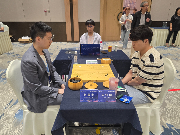 란커배 본선 48강. 중국 자오천위 9단 vs 송지훈 9단(사진 오른쪽). 한국기원 제공