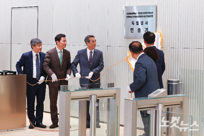 윤석열 전 대통령 부인 김건희 여사와 관련한 각종 의혹 사건을 수사하는 민중기 특별검사를 비롯한 특검팀이 2일 서울 종로구 KT광화문빌딩에 마련된 사무실 앞에서 현판 제막을 하고 있다. 왼쪽부터 문홍주, 박상진 특검보, 민 특검, 김형근, 오정희 특검보, 홍지항 지원단장. 박종민 기자