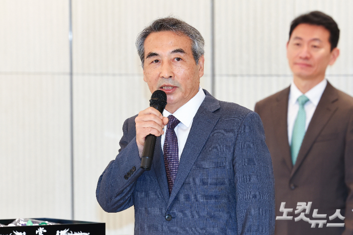 윤석열 전 대통령 부인 김건희 여사와 관련한 각종 의혹 사건을 수사하는 민중기 특별검사가 2일 서울 종로구 KT광화문빌딩에 마련된 사무실 앞에서 현판 제막을 한 뒤 발언하고 있다. 박종민 기자