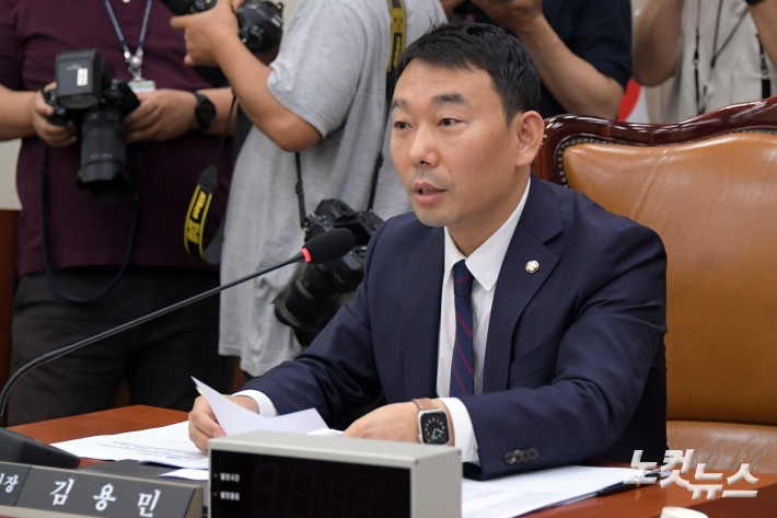 김용민 국회 법사위 법안심사제1소위원장이 2일 서울 여의도 국회에서 열린 법제사법위원회 법안심사제1소위원회에서 발언을 하고 있다.