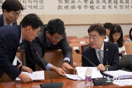 2일 서울 여의도 국회에서 열린 법제사법위원회 법안심사제1소위원회에서 이진수 법무부 차관(오른쪽)이 관계자들의 보고를 받고 있다.