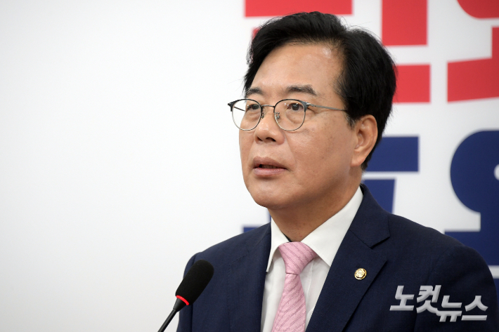 국민의힘 송언석 비상대책위원장 겸 원내대표가 2일 서울 여의도 국회에서 '국민의 마음을 푯대로 삼아 전진하겠습니다'를 주제로 취임 기자회견을 하고 있다. 윤창원 기자