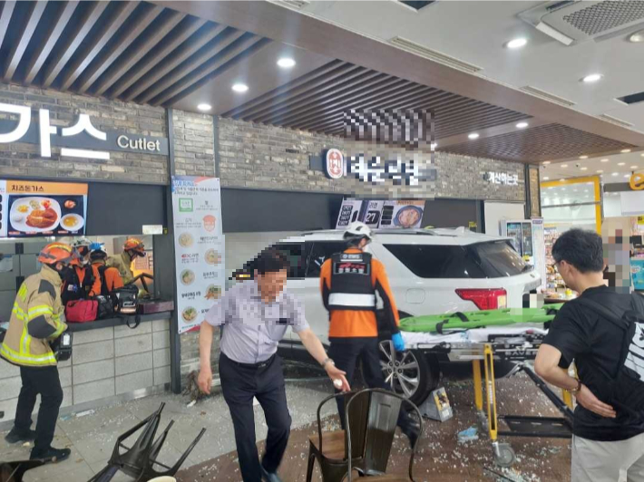 2일 오전 대관령휴게소 식당 안으로 돌진한 차량. 강원소방본부 제공