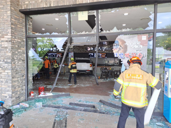 2일 오전 대관령휴게소 식당 안으로 돌진한 차량. 강원소방본부 제공
