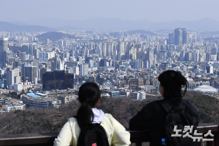 서울 남산에서 바라본 서울 하늘이 푸르게 보이고 있다. 류영주 기자