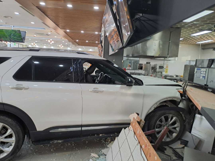 2일 오전 11시32분쯤 강원 강릉시 성산면 보광리 영동고속도로 대관령휴게소(강릉방향)에서 A(여. 70대)씨가 운전하던 SUV 차량이 휴게소 식당으로 돌진하는 사고가 발생했다. 강원소방본부 제공