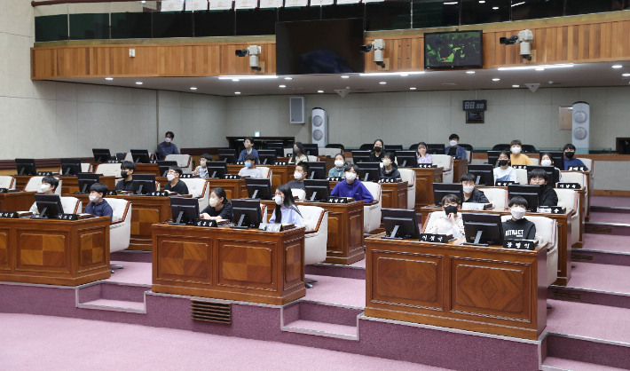 전주시의회 체험교실 프로그램에 참여한 초등학생들이 의원석에 앉아있다. 전주시의회 제공