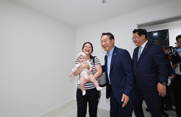 유정복 인천시장과 주형환 저출산고령사회 위원회 부위원장이 2일 인천 미추홀구 숭의동 한 빌라에서 열린 '천원주택' 입주 행사에서 입주 가족과 천원주택을 둘러보고 있다. 연합뉴스