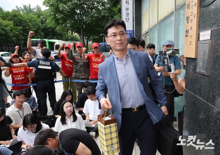 임성근 전 해병대 1사단장이 2일 서울 서초구 순직해병 특검 사무실에 피의자 신분으로 출석하며 입장을 밝히고 있다. 이날 현판식을 시작으로 수사를 공식 개시한 특검은 첫날부터 핵심 피의자인 임 전 사단장을 소환 조사했다.