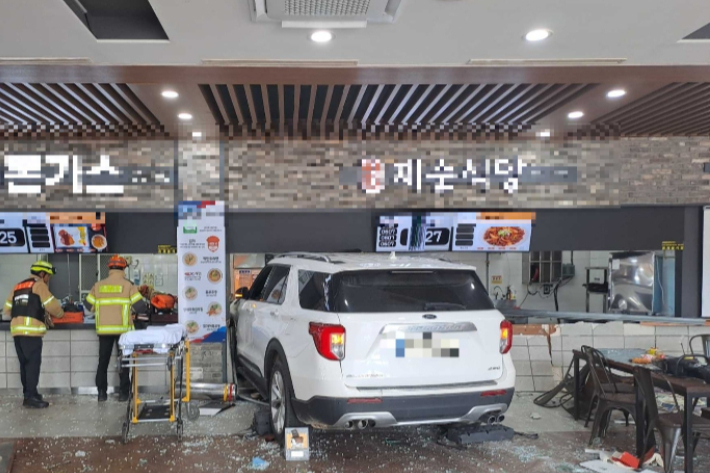 2일 오전 11시32분쯤 강원 강릉시 성산면 보광리 영동고속도로 강릉 대관령 휴게소(강릉방향)에서 A(여·80대)씨가 운전하던 SUV 차량이 휴게소 식당가로 돌진해 10명이 중경상을 입었다. 강원소방본부 제공