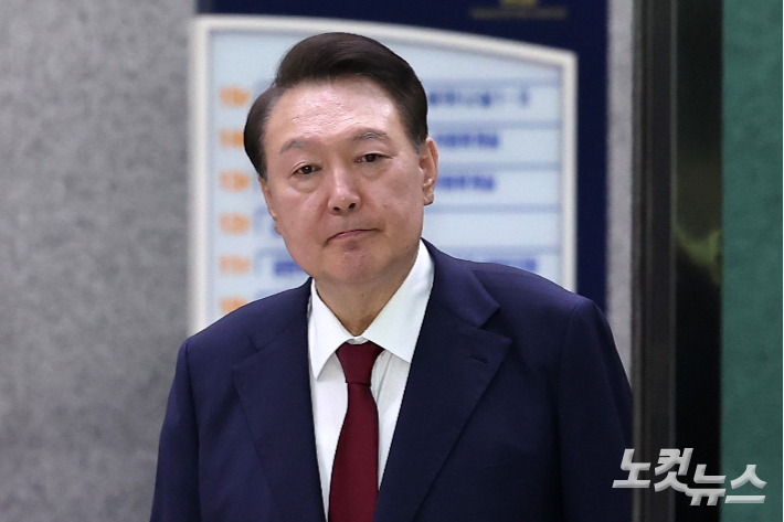 윤석열 전 대통령이 지난달 29일 새벽 서울 서초구 서울고등검찰청 청사에 마련된 내란특검 사무실에서 피의자 신분으로 조사를 마친 뒤 귀가하고 있다. 황진환 기자