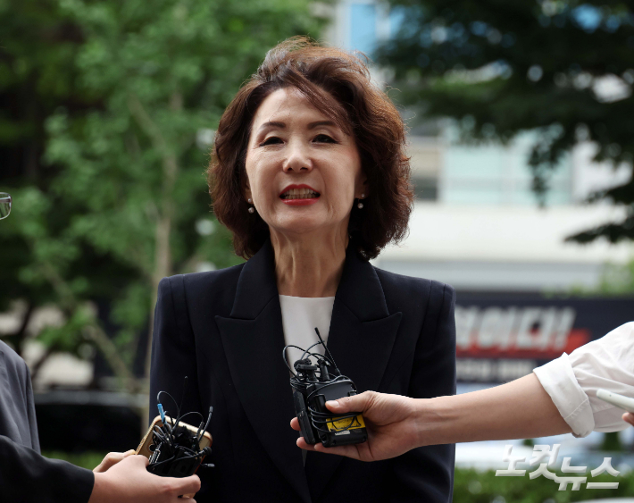 이진숙 교육부 장관 후보자가 지난달 30일 오전 서울 여의도 한국교육시설안전원에 마련된 인사청문회 준비 사무실로 출근하며 취재진의 질문에 답하고 있다. 황진환 기자