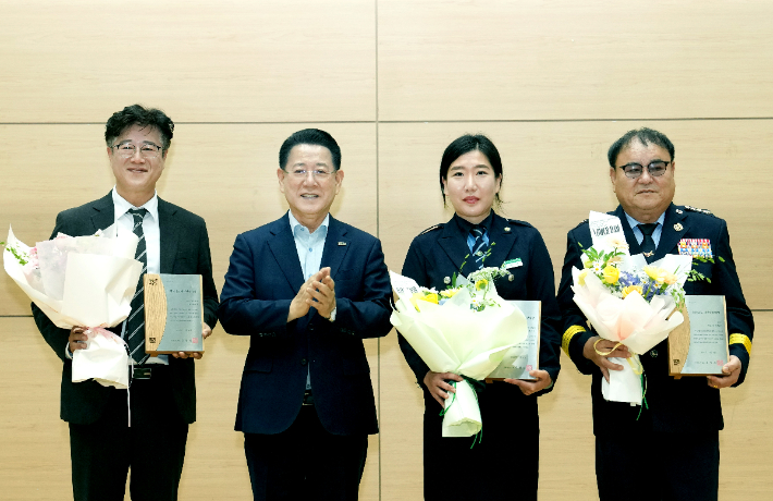 김영록 전라남도지사가 2일 오전 도청에서 열린 공감과 소통을 위한 7월 정례조회에서 제7회 전라남도 다산안전대상 기관, 단체, 개인부문 시상을 하고 기념촬영을 하고 있다. 전라남도 제공