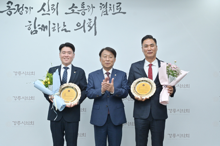 강릉시의회 권순민 의원(사진 오른쪽)과 홍정완 의원(사진 왼쪽)이 2일 '2025 혁신리더 대상'에서'의정발전공헌 대상'부문을 수상했다. 강릉시의회 제공