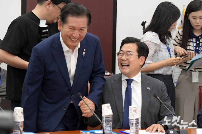 2일 서울 여의도 국회에서 열린 더불어민주당 검찰개혁토론회에서 당대표 후보인 정청래·박찬대 의원이 참석하며 인사를 나누고 있다.