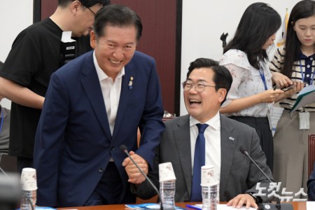 2일 서울 여의도 국회에서 열린 더불어민주당 검찰개혁토론회에서 당대표 후보인 정청래·박찬대 의원이 참석하며 인사를 나누고 있다.