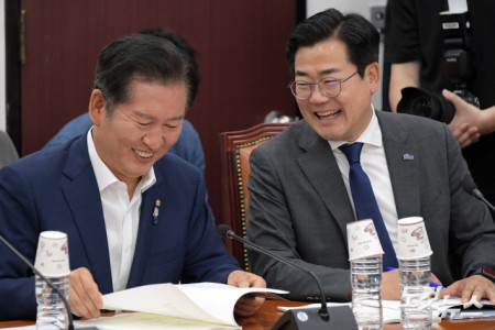 2일 서울 여의도 국회에서 열린 더불어민주당 검찰개혁토론회에서 당대표 후보인 정청래·박찬대 의원이 참석하며 대화를 하고 있다.