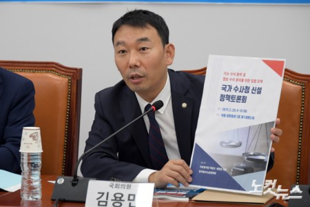 2일 서울 여의도 국회에서 열린 더불어민주당 검찰개혁토론회에서 당대표 후보인 정청래 의원이 김용민 의원이 인사말을 하고 있다.