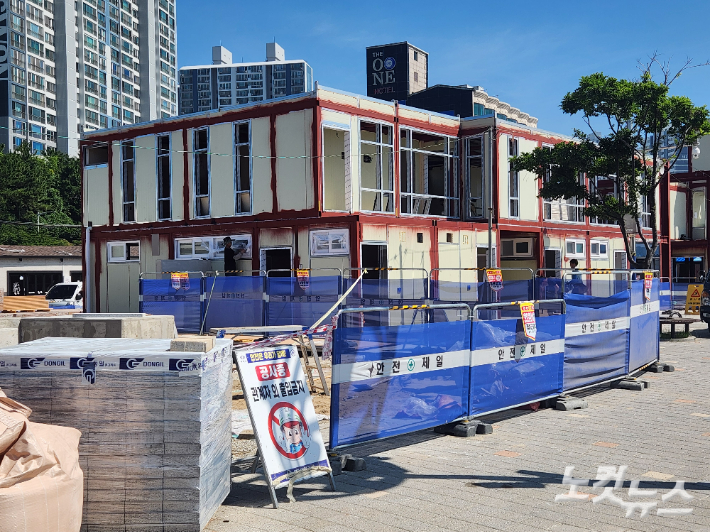 부산 사하구 다대포 동측 해수욕장이 30년 만에 재개장한 다음날인 2일 여전히 샤워장 등 편의시설 공사가 진행되고 있다. 정혜린 기자