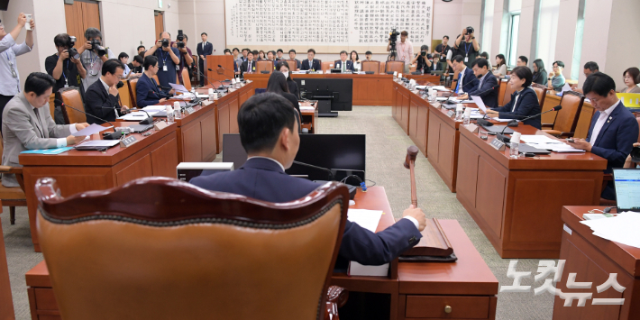 김용민 국회 법사위 법안심사제1소위원장이 2일 서울 여의도 국회에서 열린 법제사법위원회 법안심사제1소위원회에서 의사봉을 두드리고 있다. 윤창원 기자