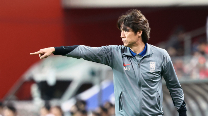 지난달 10일 서울월드컵경기장에서 열린 2026 북중미 월드컵 아시아 3차 예선 최종전 한국과 쿠웨이트의 경기. 한국 홍명보 감독이 작전을 지시하고 있다. 연합뉴스