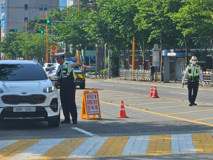 부산 기장군 일대 어린이보호구역에서 특별 교통 단속이 이뤄지고 있다. 부산경찰청 제공