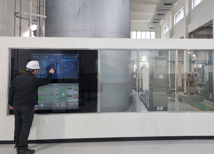 공사 관계자가 경기도 화성에 있는 AI 정수장에서 약품주입동에 구현된 '스마트 미러'(터치형 화면)를 보며 정수처리에 필요한 약품주입 자율공정 현황 등을 살펴보고 있다. 수자원공사 제공