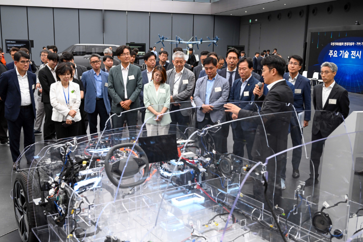 대통령 직속 국정기획위원회 정태호 경제 1분과장 등이 2일 경기도 화성시 현대자동차그룹 남양연구소를 방문했다. 정태호 분과장 등이 관계자의 설명을 들으며 전시물을 관람하고 있다. 국정기회위원회 제공