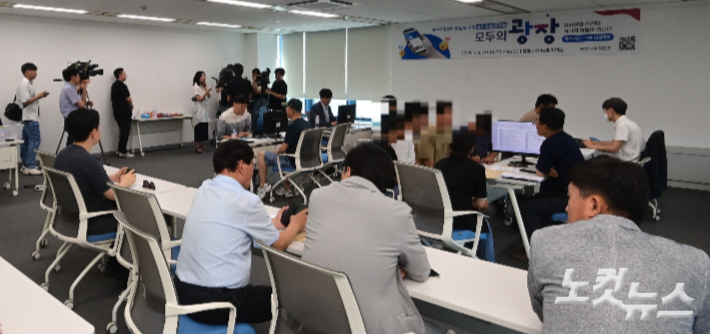 국정기획위원회가 오는 24일까지 전국 4개 권역을 돌며 현장과 소통하는 '버스로 찾아가는 모두의 광장'이 2일 첫 일정으로 강릉을 방문했다. 전영래 기자
