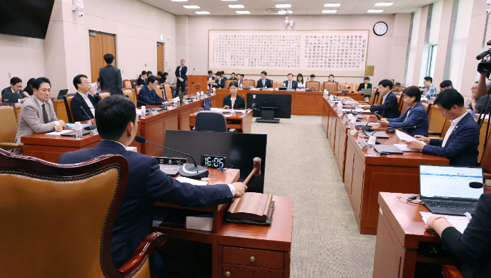 2일 서울 여의도 국회 법제사법위원회에서 여야의 상법개정안 처리 합의 이후 열린 법안심사제1소위원회의에서 더불어민주당 소속 김용민 소위원장이 안건을 상정하고 있다. 연합뉴스