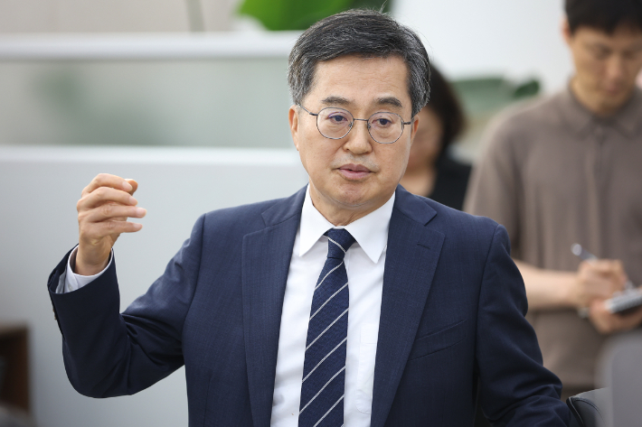 김동연 경기지사가 2일 경기도청 기자실을 찾아 출입기자들과 대화를 나누고 있다. 경기도 제공