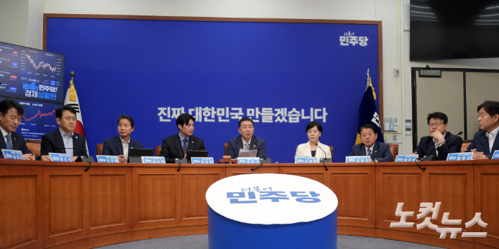 더불어민주당 김병기 당대표 직무대행 겸 원내대표가 2일 서울 여의도 국회에서 열린 최고위원회의에서 발언을 하고 있다. 윤창원 기자