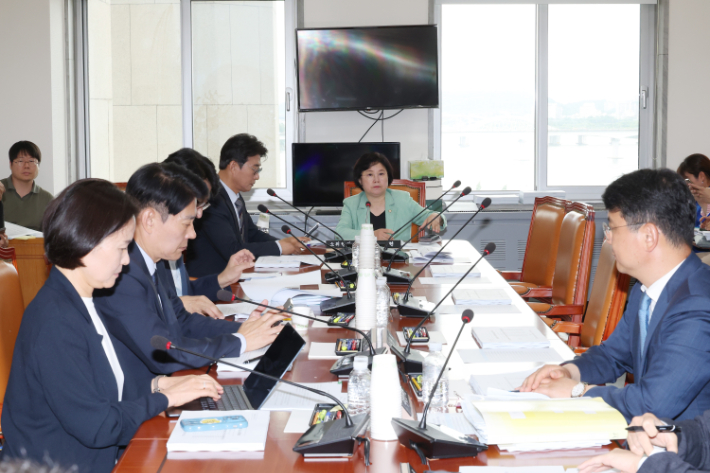 2일 국회에서 과학기술정보방송통신위원회의 정보통신방송법안심사소위원회가 더불어민주당 소속 김현 소위원장 등이 참석한 가운데 열리고 있다. 연합뉴스