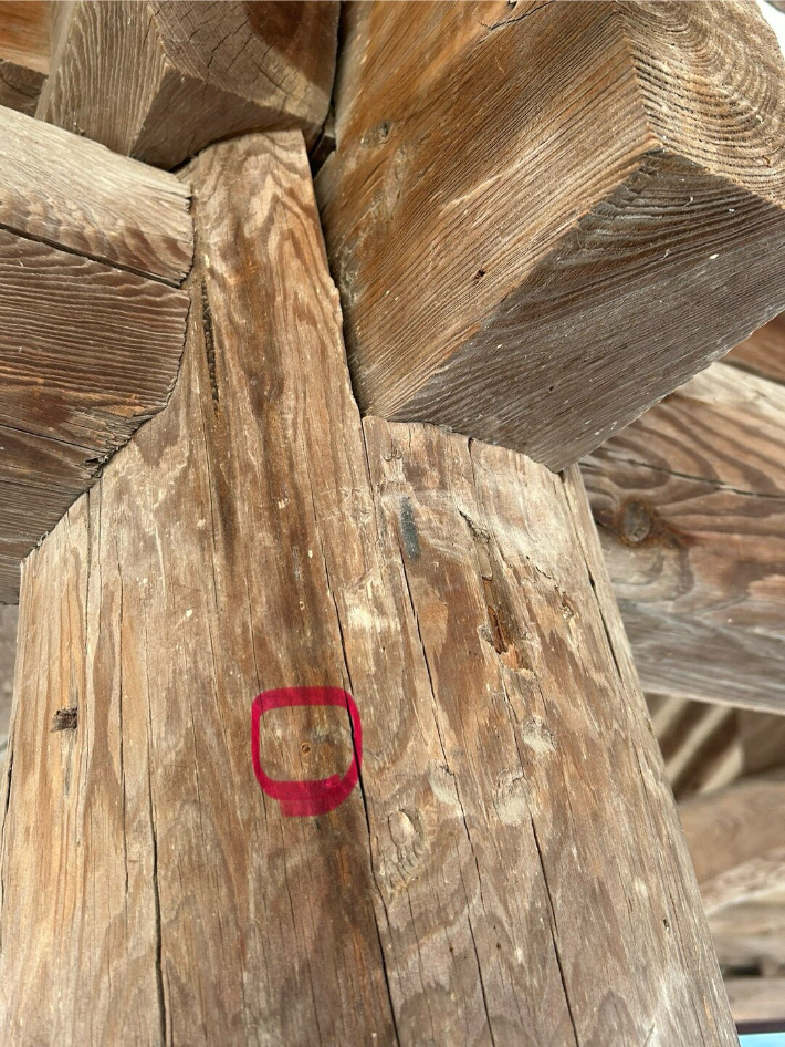 경북 안동 병산서원 만대루 나무 기둥에 남겨진 못 자국. 안동시 제공