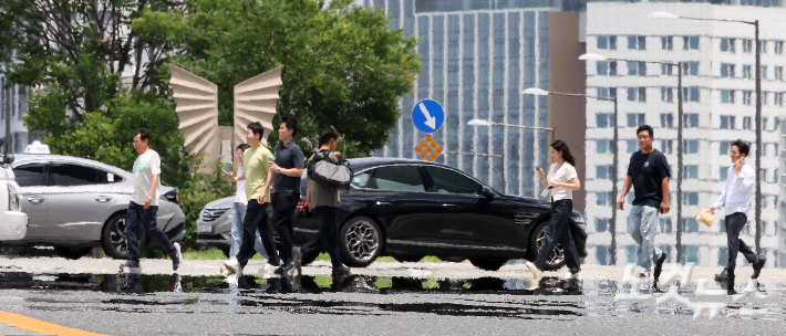 전국 대부분 지역에 폭염특보가 발효된 가운데 한 도로에 지열로 인한 아지랑이가 피어오르고 있다. 박종민 기자