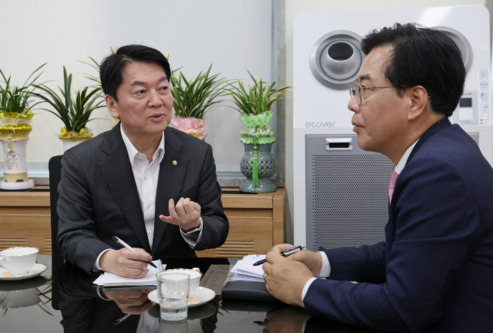 국민의힘 송언석 비상대책위원장 겸 원내대표(오른쪽)와 국민의힘 혁신위원장으로 내정된 안철수 의원이 2일 오후 국회 본청 원내 대표실에서 만나 대화하고 있다. 연합뉴스