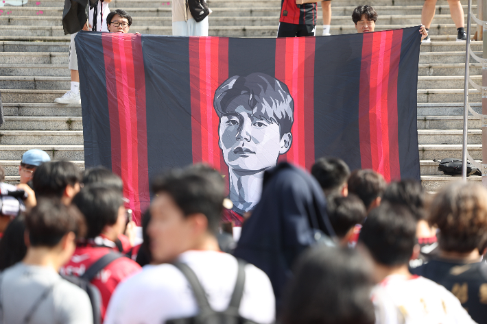 기성용 얼굴 깃발 든 FC서울 팬들. 연합뉴스