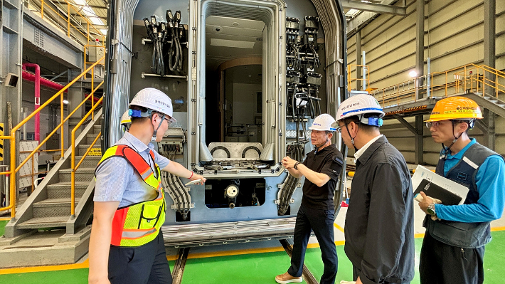 한문희 코레일 사장(사진 왼쪽에서 두번째)이 2일 오후 울산차량사업소에서 KTX-이음 정비 현황을 점검하고 있다. 코레일 제공