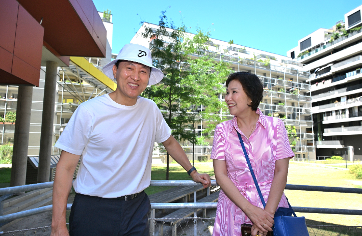 오세훈 서울시장이 존벤트피어텔 임대주택(배경) 입주민과 대화하고 있다. 서울시 제공