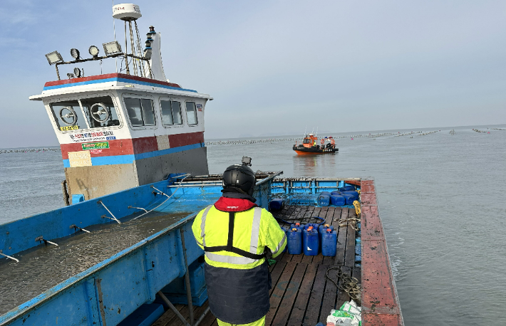 불법 양식장 및 무허가 어업 단속 모습. 전라남도 제공