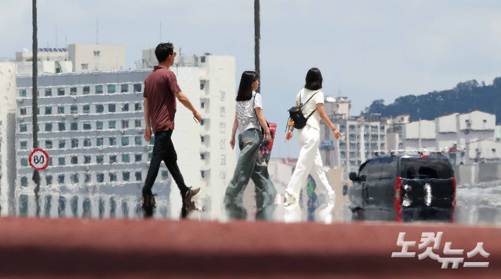 도로에 지열로 인한 아지랑이가 피어오르고 있다. 박종민 기자