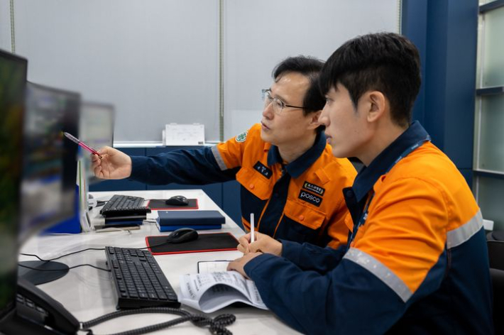 광양제철소 직원들이 냉연 자동속도 제어 시스템 현황판을 모니터링하고 있다. 광양제철소 제공 