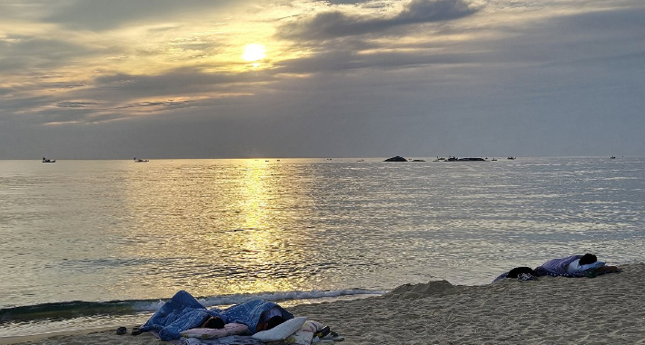 강원 동해안에 열대야가 지속되면서 더위를 피해 해변 백사장으로 나온 시민들. 연합뉴스