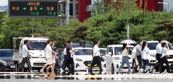 전국 대부분 지역에 폭염특보가 발효된 가운데 도로에 지열로 인한 아지랑이가 피어오르고 있다. 박종민 기자