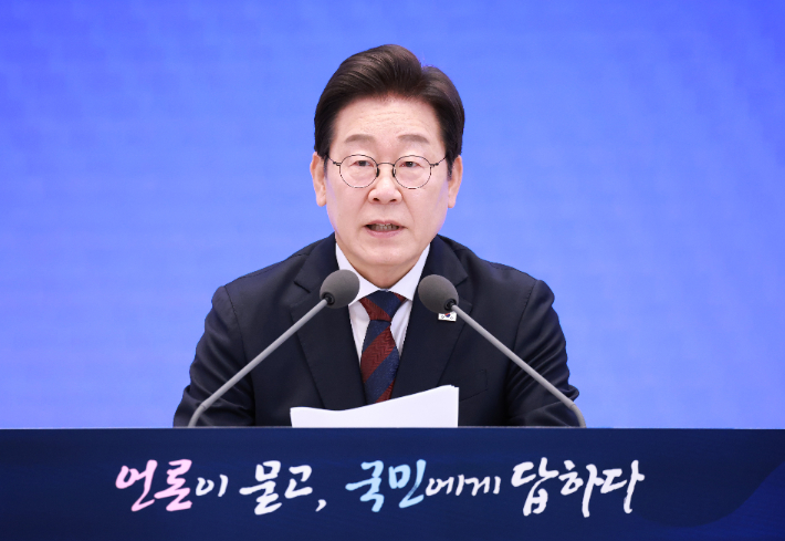 이재명 대통령이 3일 청와대 영빈관에서 열린 '대통령의 30일, 언론이 묻고 국민에게 답하다' 기자회견에서 인사말을 하고 있다. 연합뉴스
