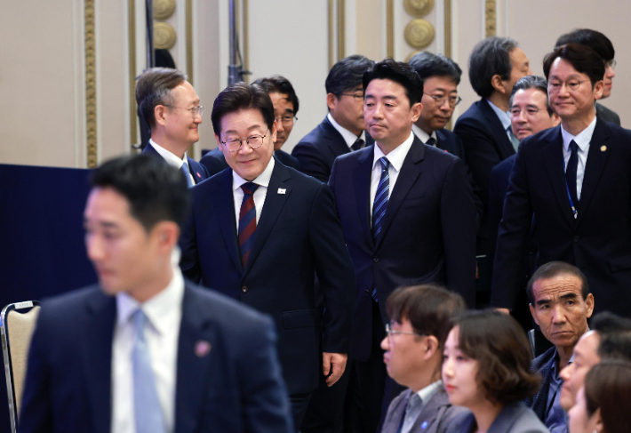 이재명 대통령이 3일 청와대 영빈관에서 열린 '대통령의 30일, 언론이 묻고 국민에게 답하다' 기자회견에 입장하고 있다. 연합뉴스